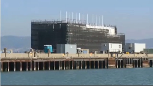 Un centre de serveurs sur une barge flottante