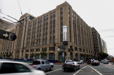 Le toit-jardin de Twitter a vue sur la ville, de la verdure et des canapés en plein air