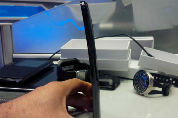 Le journaliste Federico Ini a posté des photos du téléphone sur Twitter